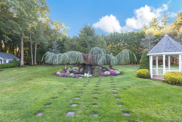 42 Old Neck Court, Manorville, NY 11949