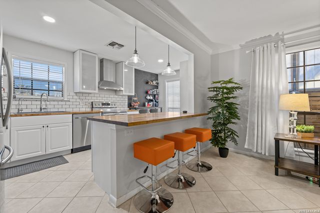 165 W Rampart Dr Apt 701, San Antonio, TX 78216