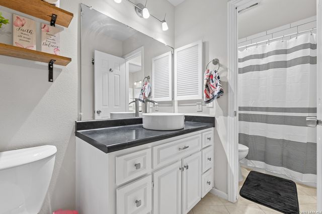 165 W Rampart Dr Apt 701, San Antonio, TX 78216