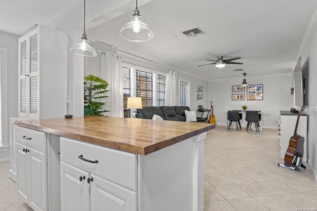 165 W Rampart Dr Apt 701, San Antonio, TX 78216