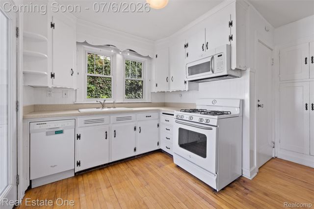 21546 Gregory Street, Dearborn, MI 48124
