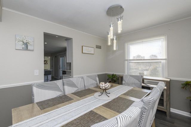 2811 Comanche COURT S, Waukesha, WI 53188