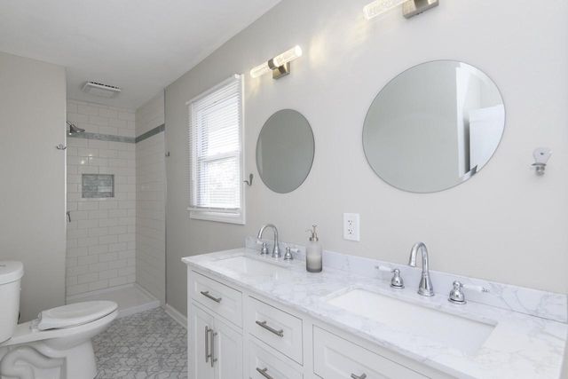 2811 Comanche COURT S, Waukesha, WI 53188