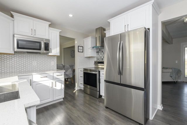 2811 Comanche COURT S, Waukesha, WI 53188