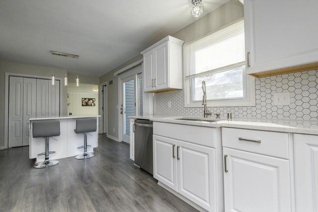 2811 Comanche COURT S, Waukesha, WI 53188