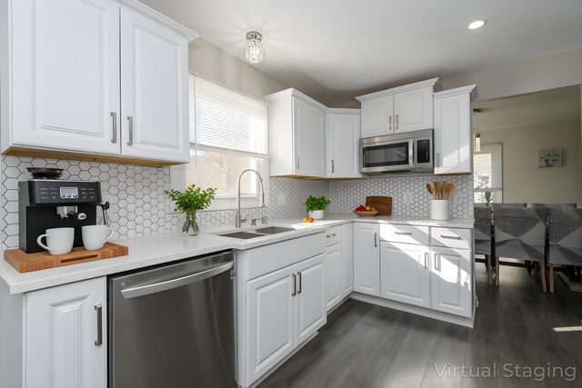 2811 Comanche COURT S, Waukesha, WI 53188