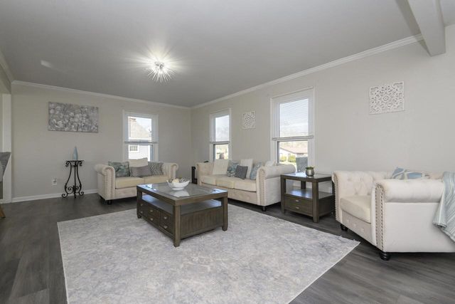 2811 Comanche COURT S, Waukesha, WI 53188