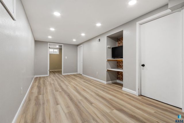 1705 E Spruce St Street, Sioux Falls, SD 57103