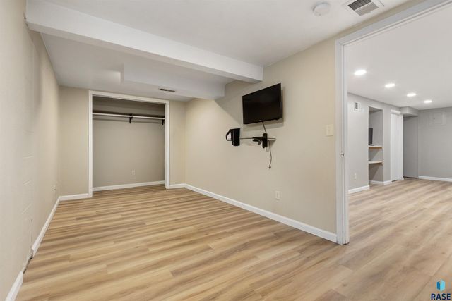 1705 E Spruce St Street, Sioux Falls, SD 57103