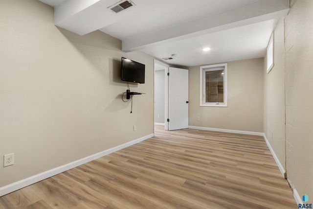 1705 E Spruce St Street, Sioux Falls, SD 57103