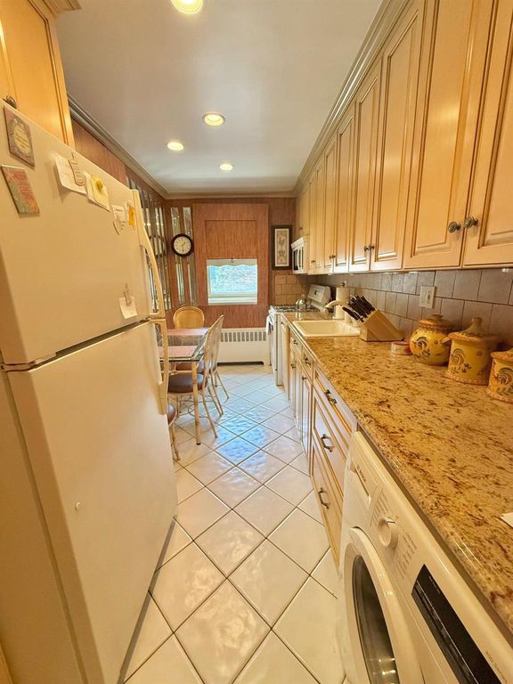 25215 60 Avenue 1-114, Little Neck, NY 11362