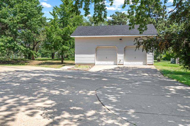 2033 Ridgeview Rd., Salina, KS 67401