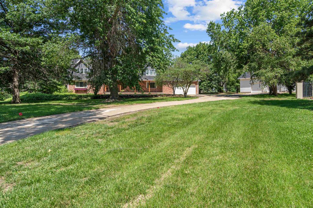 2033 Ridgeview Rd., Salina, KS 67401