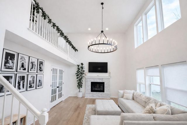 87 S Savannah Parkway, Round Lake, IL 60073