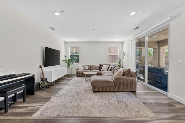 2145 Somers St, Roseville, CA 95747