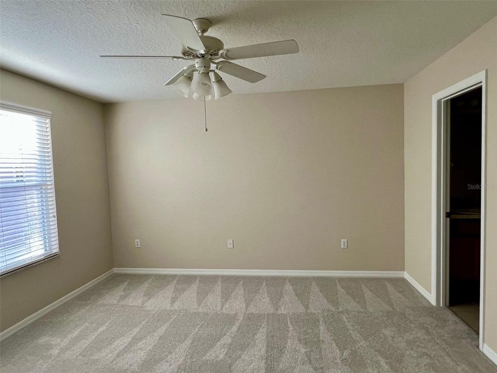 Image 12 of property listing at 5039 SHOREWOOD LANDING LANE, Oviedo, FL 32765