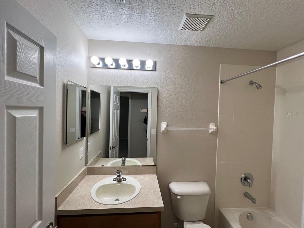 Image 18 of property listing at 5039 SHOREWOOD LANDING LANE, Oviedo, FL 32765