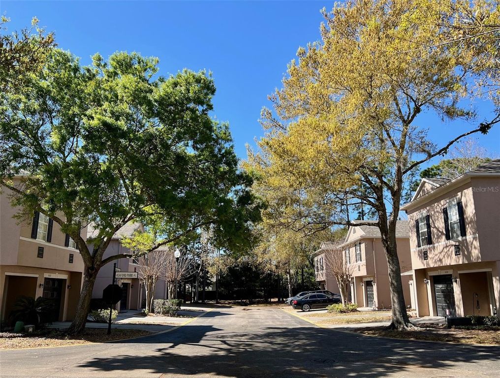 Image 3 of property listing at 5039 SHOREWOOD LANDING LANE, Oviedo, FL 32765