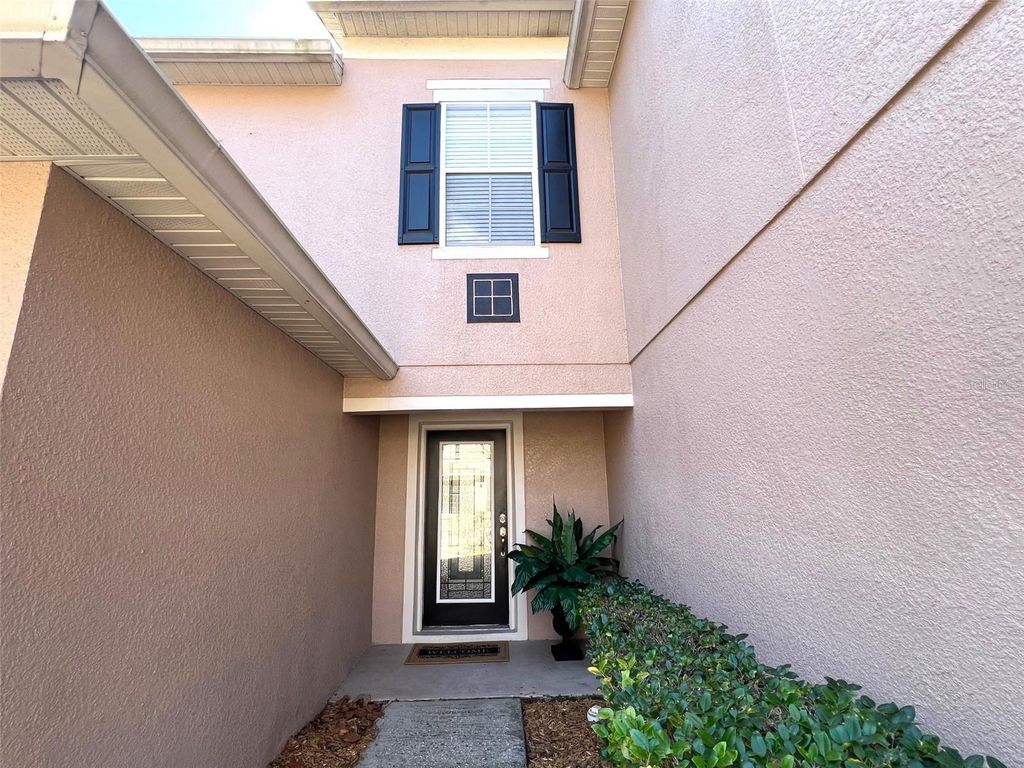 Image 4 of property listing at 5039 SHOREWOOD LANDING LANE, Oviedo, FL 32765