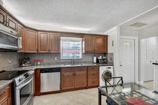 165 Amherst Lane, Lake Worth, FL 33467