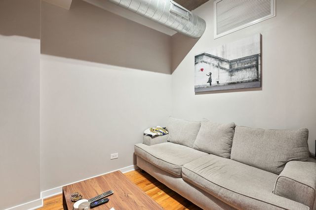 1069 W 14th Place 225, Chicago, IL 60608