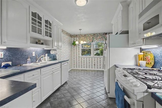 5 Crestmont PL, Newport News, VA 23606