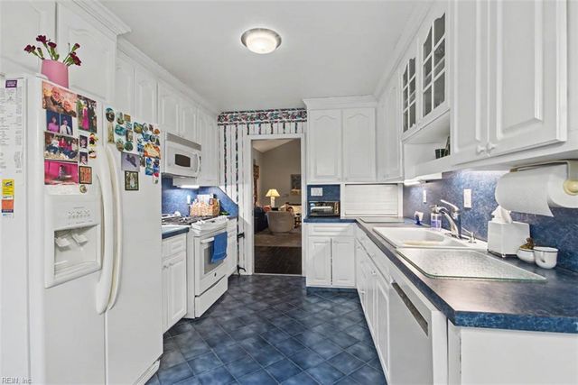 5 Crestmont PL, Newport News, VA 23606