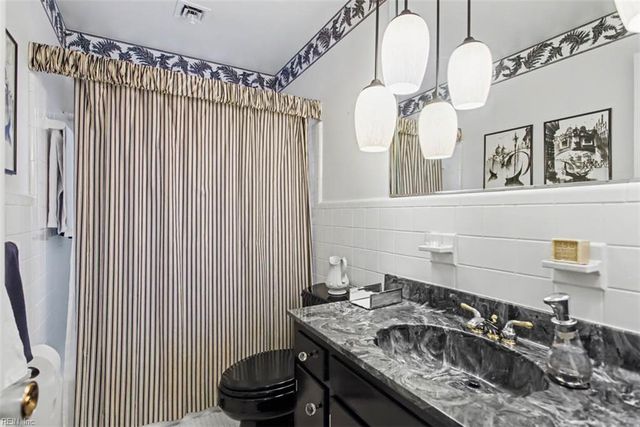 5 Crestmont PL, Newport News, VA 23606