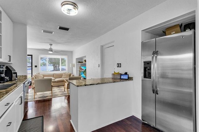 129 NW LINCOLN CIRCLE N, St Petersburg, FL 33702