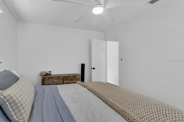 129 NW LINCOLN CIRCLE N, St Petersburg, FL 33702