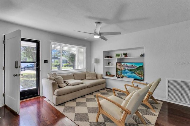 129 NW LINCOLN CIRCLE N, St Petersburg, FL 33702