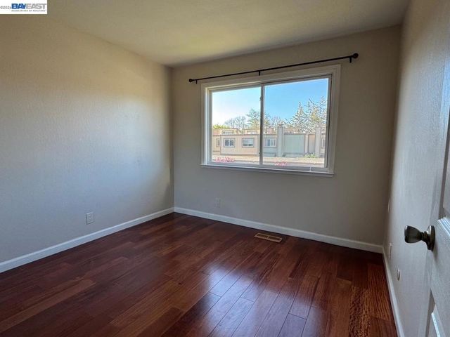 3211 Phoenix Ln, Alameda, CA 94502