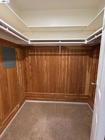 3211 Phoenix Ln, Alameda, CA 94502