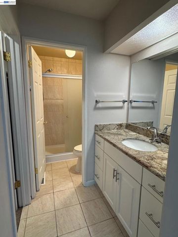 3211 Phoenix Ln, Alameda, CA 94502