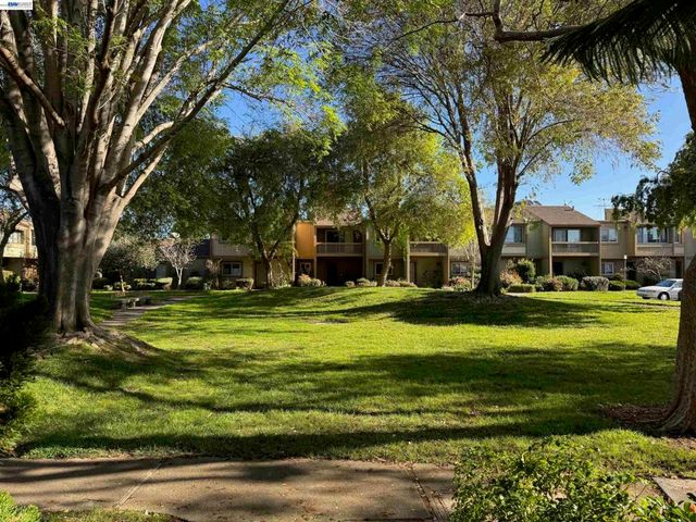 3211 Phoenix Ln, Alameda, CA 94502