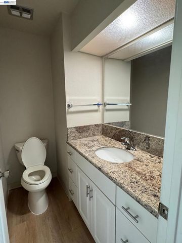 3211 Phoenix Ln, Alameda, CA 94502