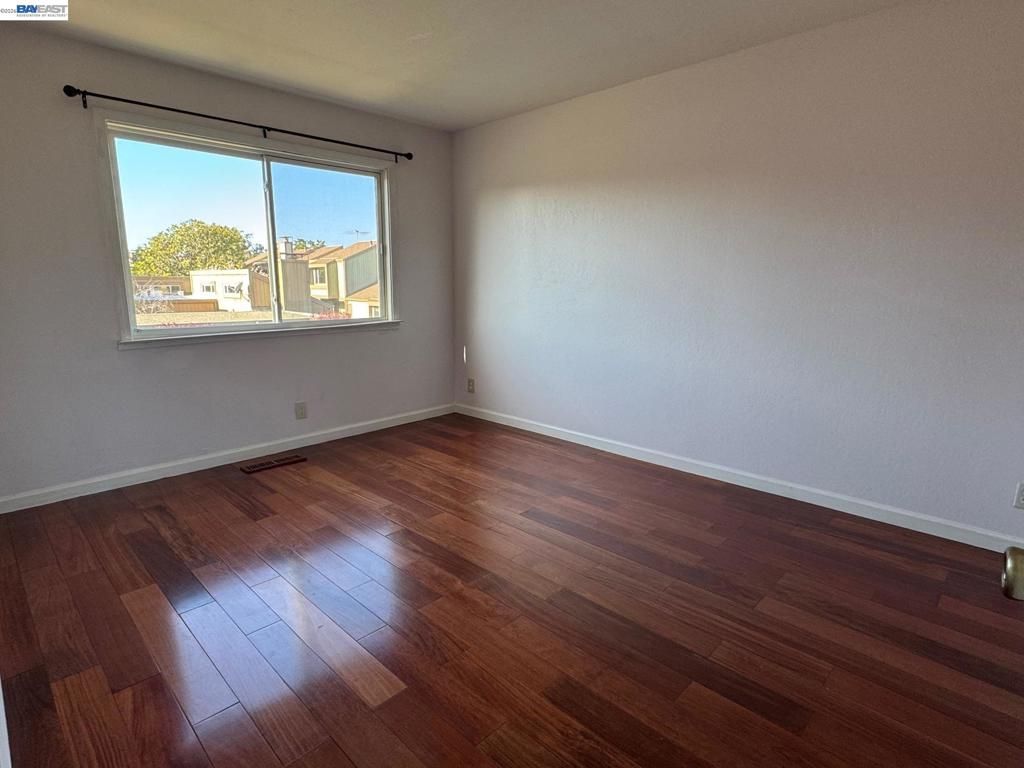 Image 10 of property listing at 3211 Phoenix Ln, Alameda, CA 94502