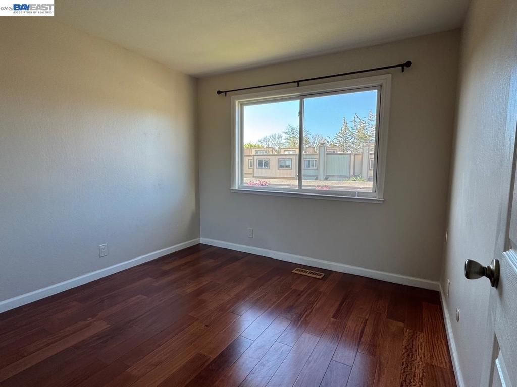 Image 11 of property listing at 3211 Phoenix Ln, Alameda, CA 94502