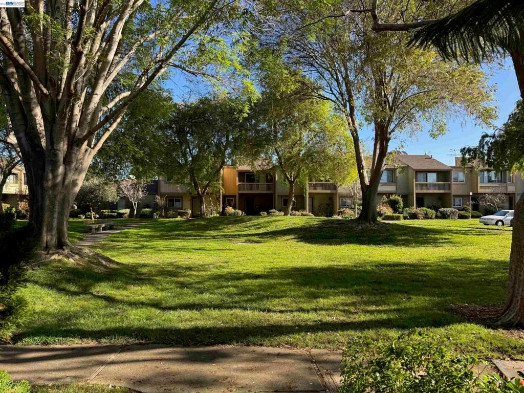 Image 2 of property listing at 3211 Phoenix Ln, Alameda, CA 94502