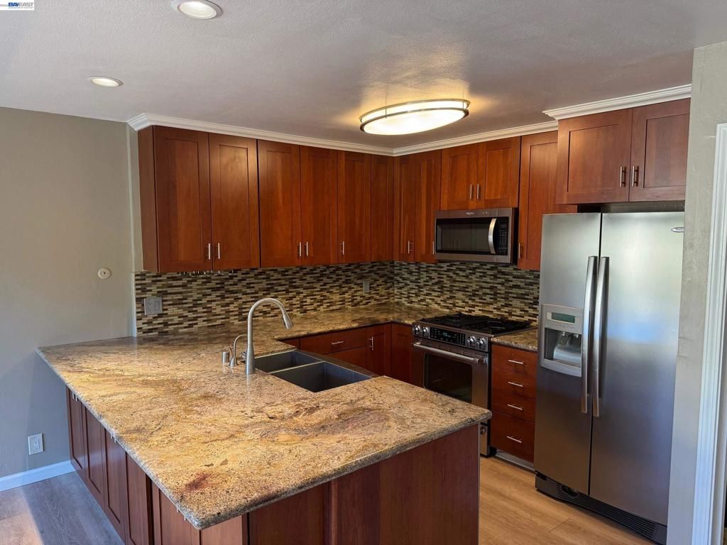 Image 4 of property listing at 3211 Phoenix Ln, Alameda, CA 94502