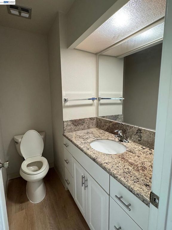 Image 6 of property listing at 3211 Phoenix Ln, Alameda, CA 94502