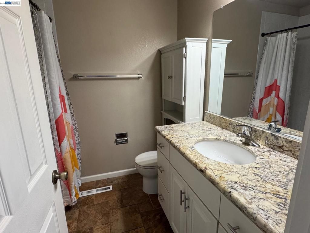 Image 9 of property listing at 3211 Phoenix Ln, Alameda, CA 94502