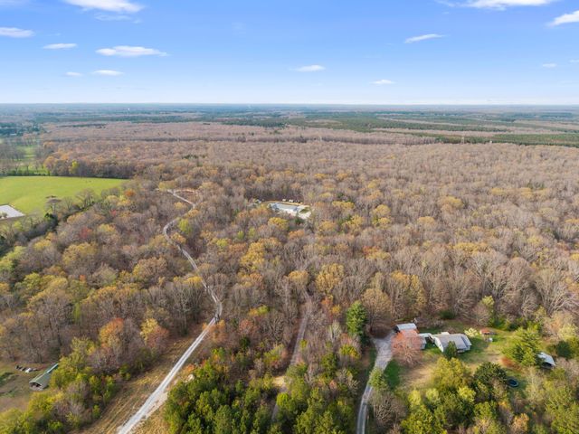 300 Mud Ln, Tullahoma, TN 37388