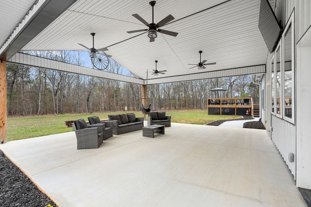 300 Mud Ln, Tullahoma, TN 37388