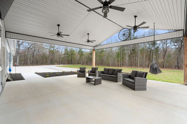 300 Mud Ln, Tullahoma, TN 37388