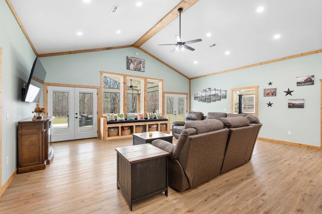 300 Mud Ln, Tullahoma, TN 37388