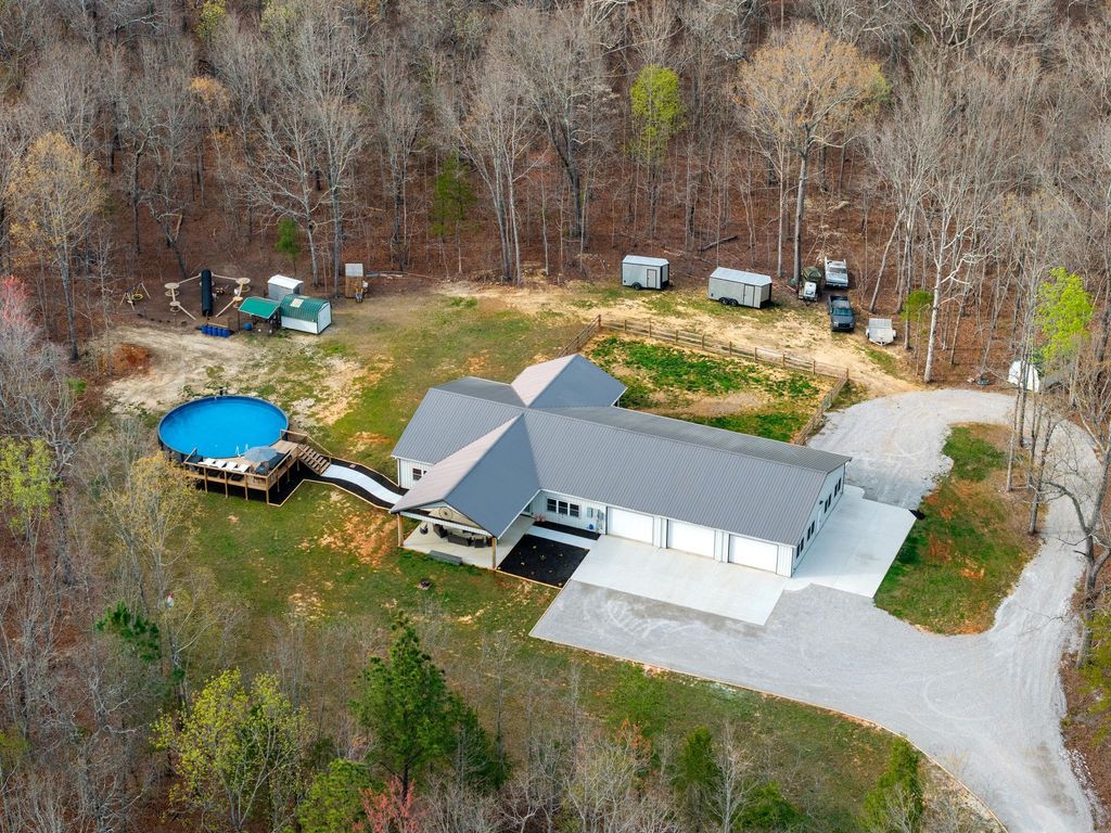 300 Mud Ln, Tullahoma, TN 37388