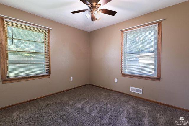 1935 Lincoln Drive, Manhattan, KS 66502