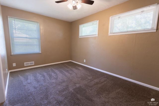 1935 Lincoln Drive, Manhattan, KS 66502