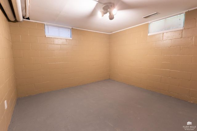 1935 Lincoln Drive, Manhattan, KS 66502